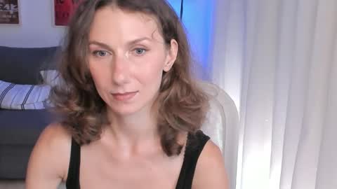 Snapshot of shesleepsnaked chatting on 10/17/25, 04:53 shesleepsnaked online show from 10/17/25, 04:53