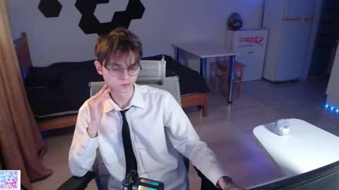 shiromy_ online show from 11/23/25, 07:24