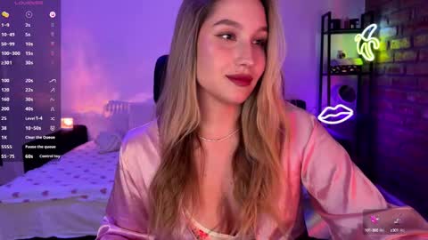 Snapshot of shy_bee chatting on 10/17/25, 12:36 Alice online show from 10/17/25, 12:36
