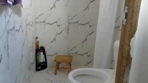 Snapshot of shy_brunnette chatting on 06/20/26, 01:14 Canela online show from 06/20/26, 01:14