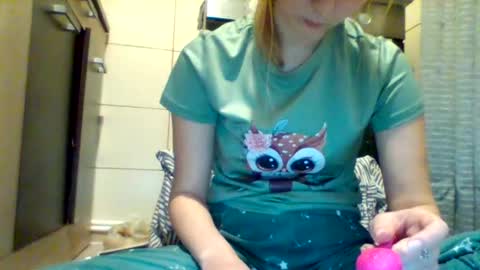 Snapshot of shy_model19 chatting on 01/25/25, 04:35 shy_model19 online show from 01/25/25, 04:35