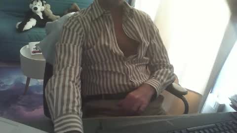 Snapshot of shyfrenchcock chatting on 10/27/25, 02:43 shyfrenchcock online show from 10/27/25, 02:43