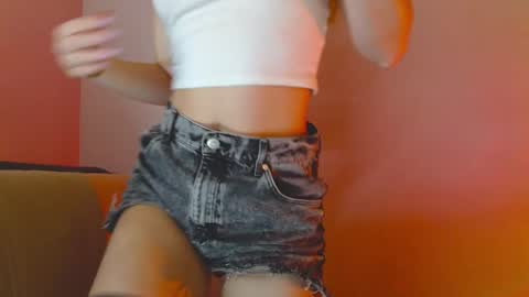 Lea online show from 12/14/25, 02:22