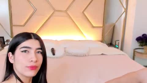 Siara and Zoe tattoo online show from 11/04/25, 10:20