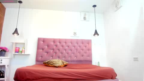 Snapshot of sienna_glow chatting on 09/16/25, 12:28 sienna_glow online show from 09/16/25, 12:28