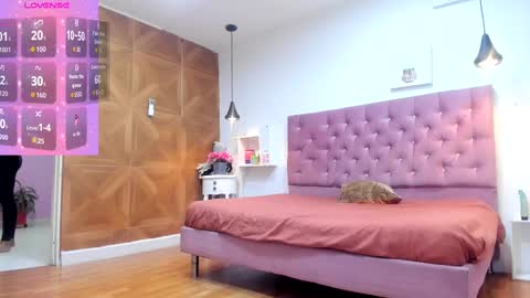 Snapshot of sienna_glow chatting on 09/19/25, 12:17 sienna_glow online show from 09/19/25, 12:17