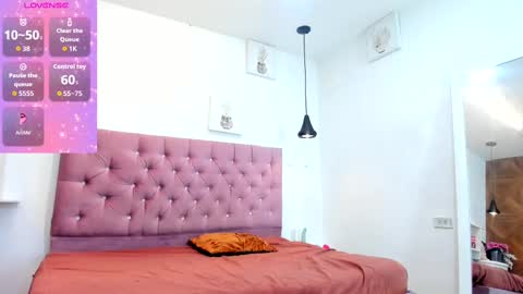 Snapshot of sienna_glow chatting on 09/23/25, 12:08 sienna_glow online show from 09/23/25, 12:08