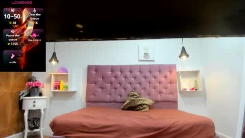 Snapshot of sienna_glow chatting on 09/27/25, 12:43 sienna_glow online show from 09/27/25, 12:43