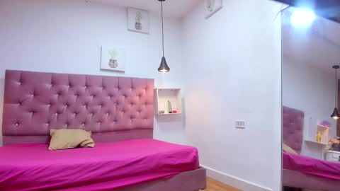 Snapshot of sienna_glow chatting on 09/30/25, 01:38 sienna_glow online show from 09/30/25, 01:38