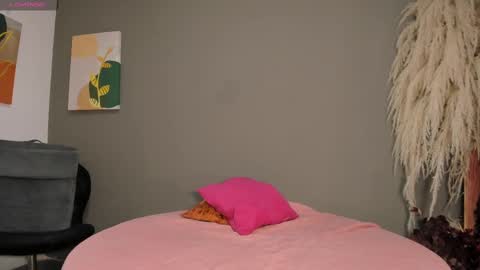 Snapshot of sienna_glow chatting on 10/09/25, 12:36 sienna_glow online show from 10/09/25, 12:36