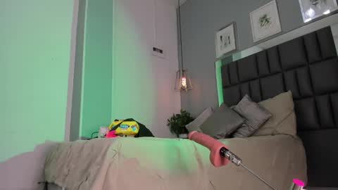 Snapshot of sienna_miller_27 chatting on 02/25/26, 12:04 Keira online show from 02/25/26, 12:04