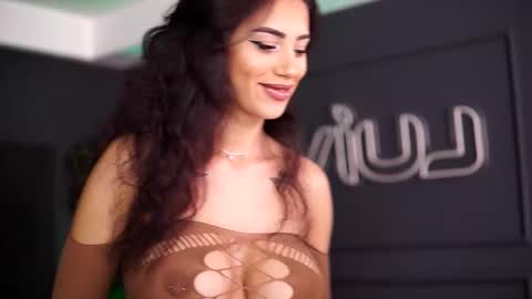 Sienna online show from 10/19/25, 09:54