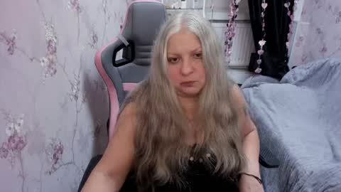 Snapshot of silver_moon_light chatting on 10/19/25, 08:09 silver_moon_light online show from 10/19/25, 08:09