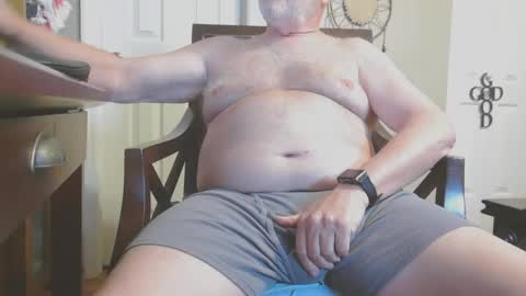 Snapshot of silverdaddy_1955 chatting on 12/19/24, 06:01 Daddy Bear online show from 12/19/24, 06:01