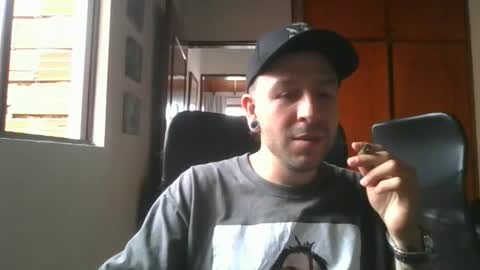 Snapshot of simonm777 chatting on 10/15/25, 09:04 simonm777 online show from 10/15/25, 09:04