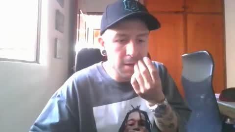 Snapshot of simonm777 chatting on 10/16/25, 06:42 simonm777 online show from 10/16/25, 06:42