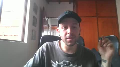 Snapshot of simonm777 chatting on 10/17/25, 01:25 simonm777 online show from 10/17/25, 01:25