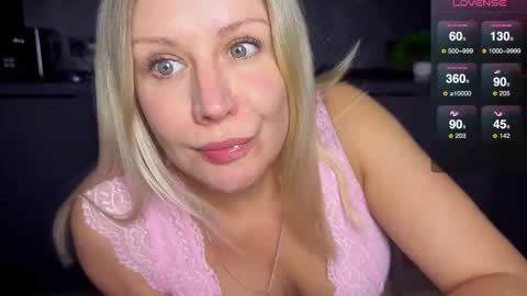 Snapshot of simply_sasha chatting on 09/18/25, 06:54 A present for me online show from 09/18/25, 06:54