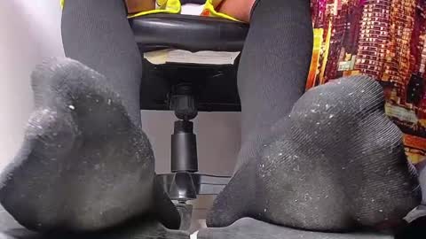 only foot                         worshipers here online show from 02/17/25, 01:36