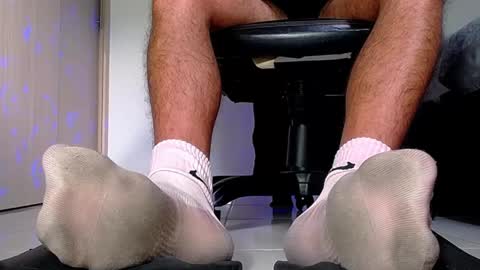 only foot                         worshipers here online show from 10/03/25, 09:12