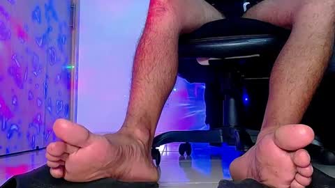 only foot                         worshipers here online show from 10/07/25, 12:41