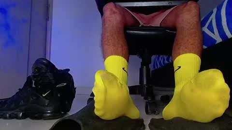 only foot                         worshipers here online show from 02/25/26, 03:05