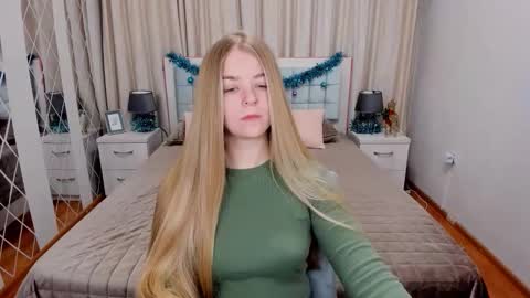 SirenaBloom online show from 12/22/25, 05:37