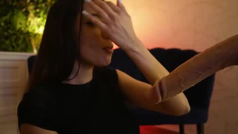 Snapshot of sisi_von_dee chatting on 05/27/26, 01:57 Dee online show from 05/27/26, 01:57