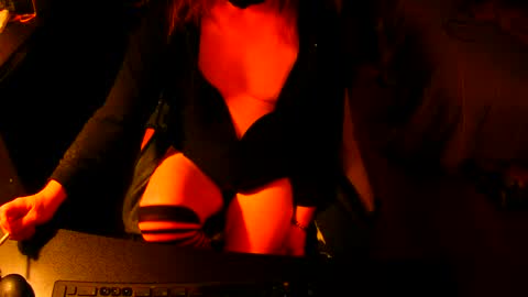 Snapshot of sissyred2314 chatting on 10/20/25, 12:44 red online show from 10/20/25, 12:44