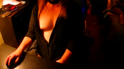 Snapshot of sissyred2314 chatting on 10/31/25, 04:02 red online show from 10/31/25, 04:02