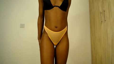 Snapshot of sizzly_ass chatting on 05/19/26, 02:01 sizzly_ass online show from 05/19/26, 02:01