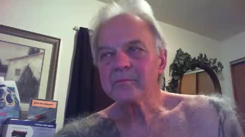 Snapshot of skeeeziks chatting on 05/19/26, 01:56 skeeeziks online show from 05/19/26, 01:56