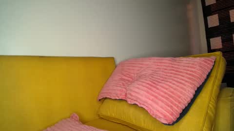 Snapshot of skimask_freak chatting on 01/04/25, 12:49 Krystal Belle online show from 01/04/25, 12:49