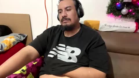 Snapshot of skinhell chatting on 12/30/24, 03:03 Elias online show from 12/30/24, 03:03