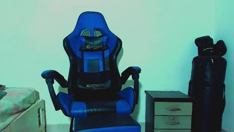 Snapshot of skinny_marked chatting on 10/27/25, 02:15 skinny marked online show from 10/27/25, 02:15