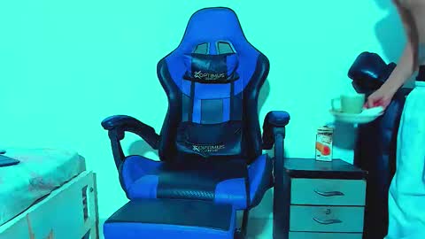 Snapshot of skinny_marked chatting on 10/28/25, 02:04 skinny marked online show from 10/28/25, 02:04