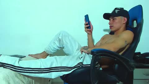 Snapshot of skinny_marked chatting on 11/18/25, 07:51 skinny marked online show from 11/18/25, 07:51