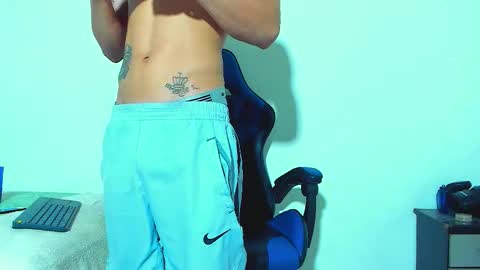 Snapshot of skinny_marked chatting on 11/19/25, 04:40 skinny marked online show from 11/19/25, 04:40