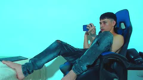 Snapshot of skinny_marked chatting on 11/22/25, 04:00 skinny marked online show from 11/22/25, 04:00