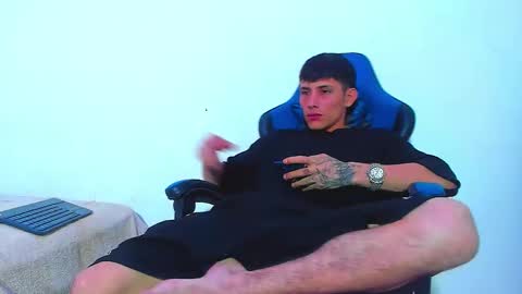 Snapshot of skinny_marked chatting on 12/19/25, 11:45 skinny marked online show from 12/19/25, 11:45