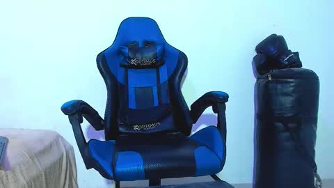 Snapshot of skinny_marked chatting on 12/23/25, 01:03 skinny marked online show from 12/23/25, 01:03