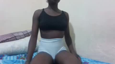 Snapshot of skinny_petite18 chatting on 10/19/25, 01:12 Munah online show from 10/19/25, 01:12