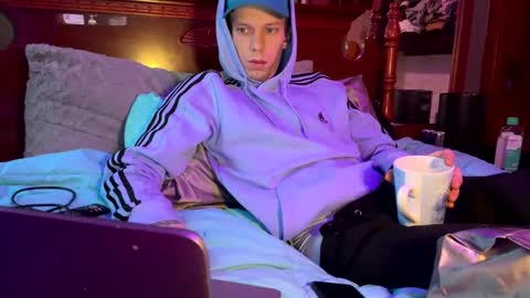 Snapshot of skittles933 chatting on 02/24/25, 11:43 Skittles online show from 02/24/25, 11:43