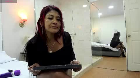 Snapshot of sky_collins_ chatting on 06/15/26, 08:00 Sky online show from 06/15/26, 08:00
