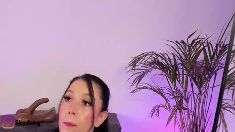 Snapshot of sky_dkt chatting on 10/15/25, 01:28  Sky online show from 10/15/25, 01:28