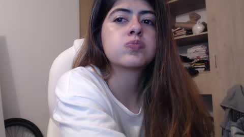 Snapshot of skyler1195 chatting on 12/31/24, 04:49 Skyler online show from 12/31/24, 04:49