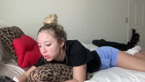 Snapshot of skyybanks chatting on 10/21/25, 02:12 Skylar online show from 10/21/25, 02:12