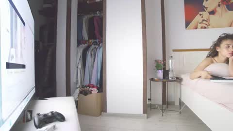 Yara online show from 04/19/26, 07:05