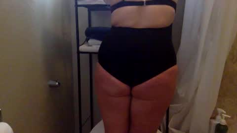 Slip Inside Wet Orchid online show from 04/01/26, 01:41