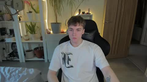 Snapshot of slippery_baby chatting on 02/10/25, 10:53 Mila online show from 02/10/25, 10:53